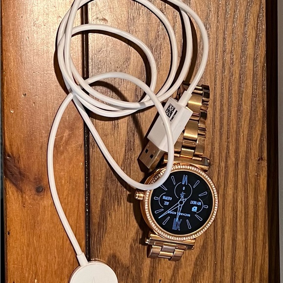 COPY - Micheal Kors smartwatch fit tracker - Picture 2 of 7